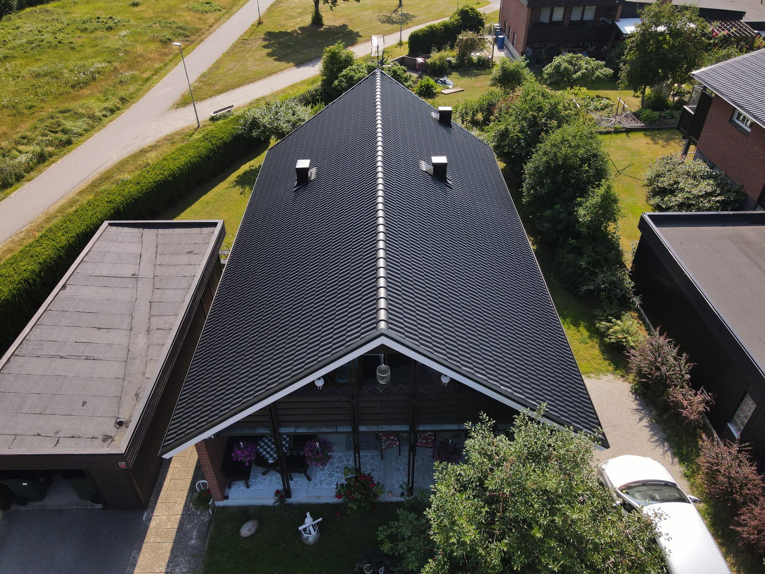 Nylagt tak med svarta betongpannor efter takbyte i Linköping – Östgöta Bygg & Betong