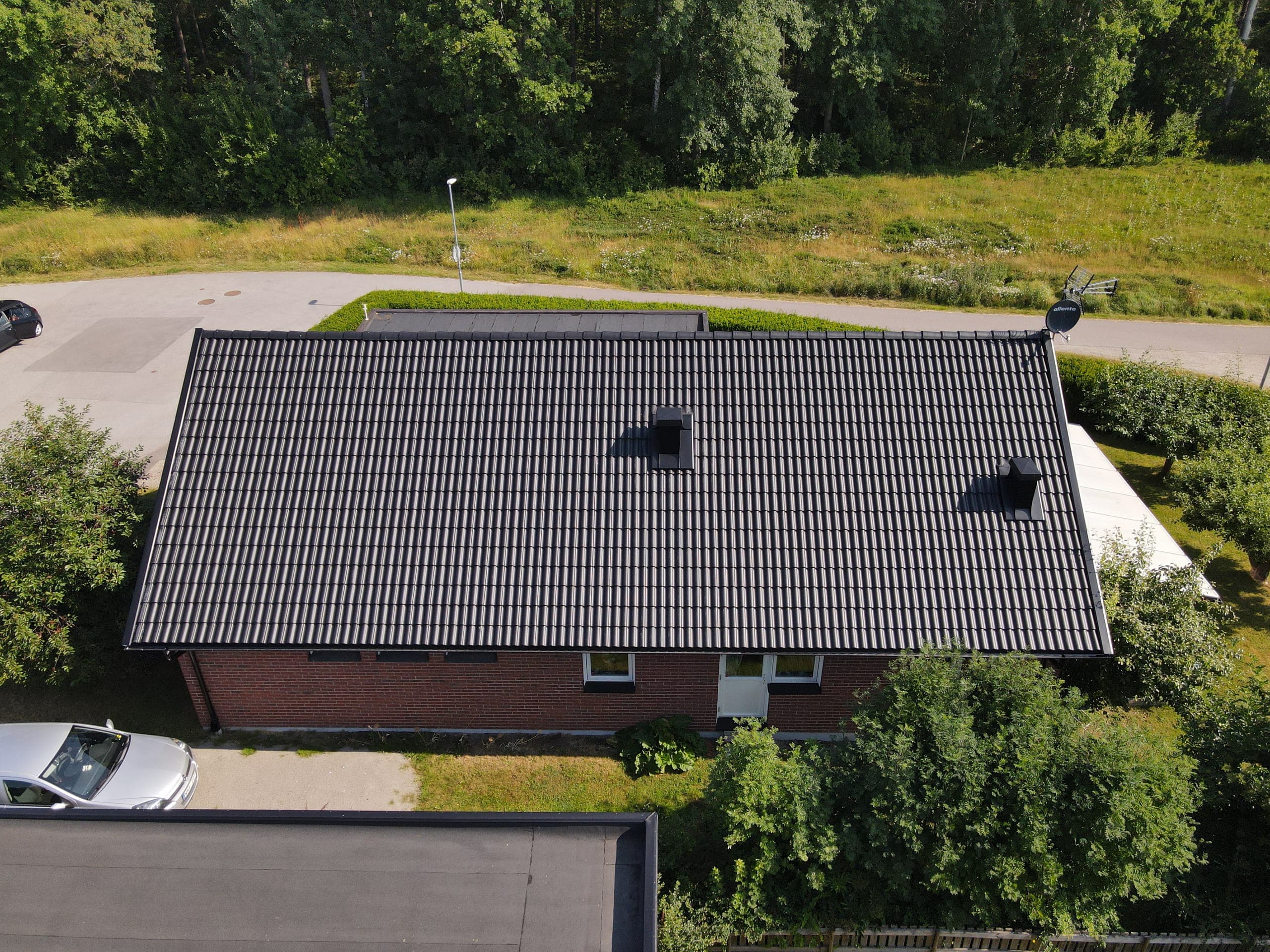 Nylagt tak med svarta betongpannor på villa i Finspång